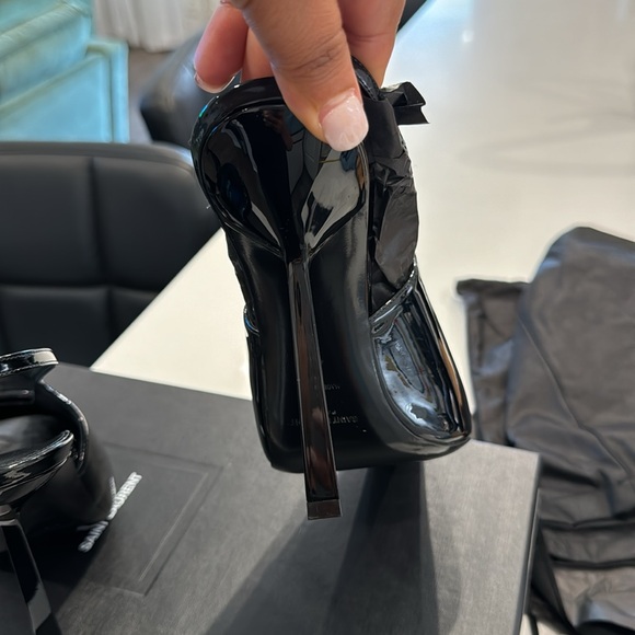 Saint Laurent Madame Singback Pump in Nero - Picture 10 of 13